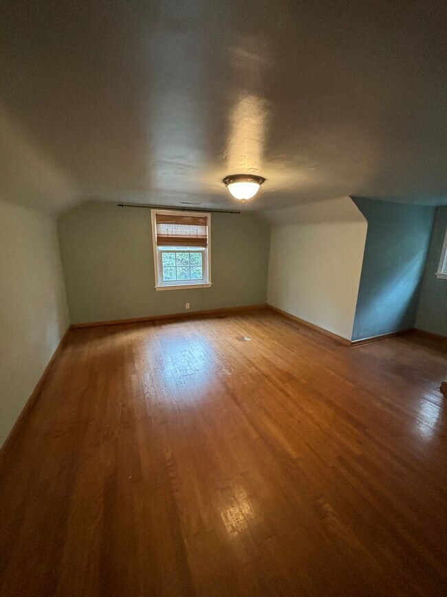 Building Photo - 619 White Oak Dr