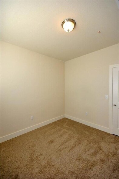 Building Photo - 2222 Creekside Ln