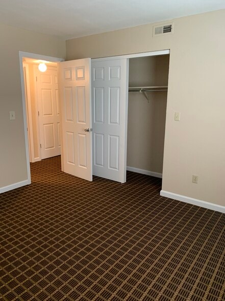 Building Photo - 536 Huron Dr W