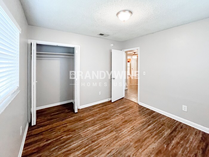 Building Photo - 3639 N Ride Dr