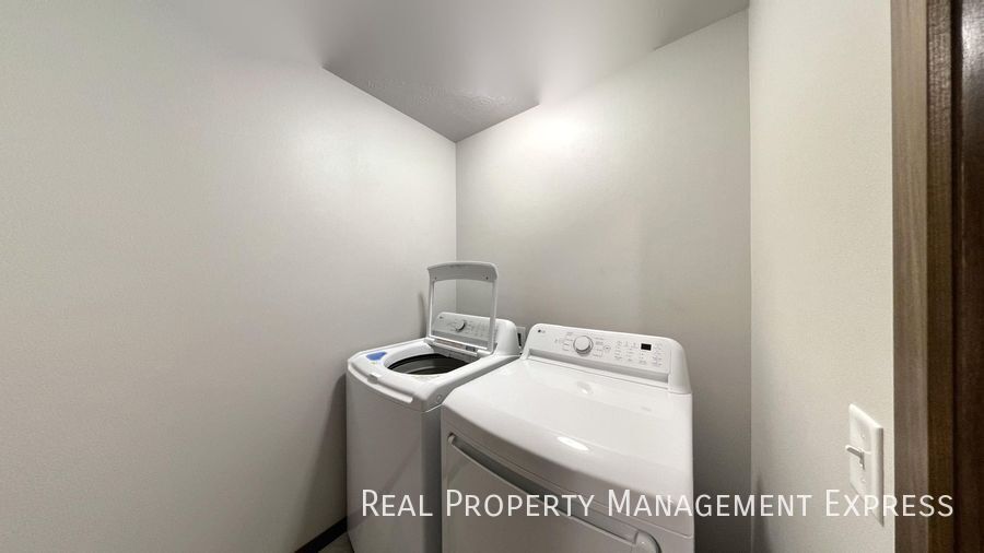 Building Photo - Modern Luxury: 3BR Townhome with Stylish Finishes, Spacious Interiors, and Attached Garage