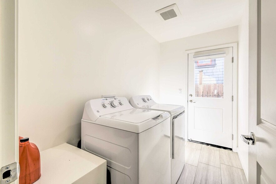 Building Photo - 532 52nd St