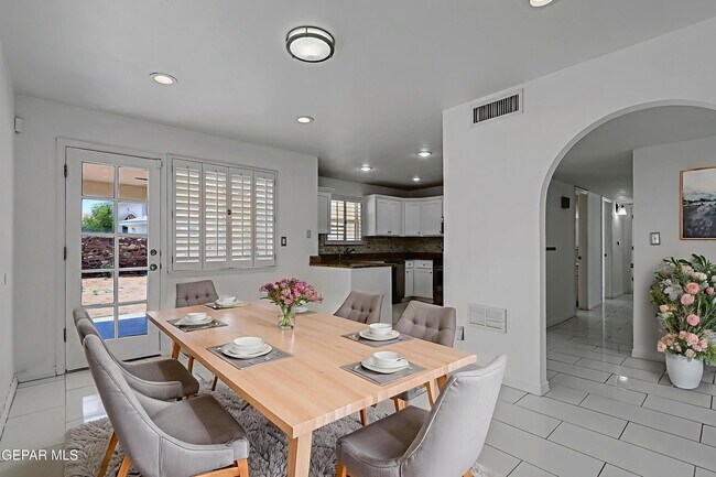 Building Photo - 6839 Pasatiempo Cir