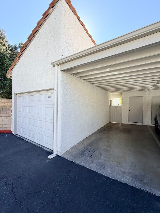 Building Photo - Beautiful End-Unit Townhome 2 bedroom and 1.5 bath