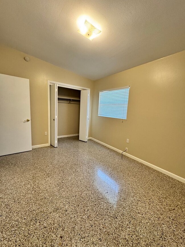 Building Photo - 813 Center Ln