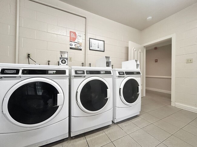 Building Photo - Beautiful 2BD/2BA Fully Remodeled w/ Reser...