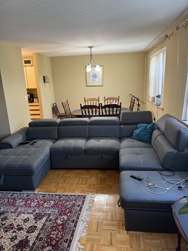 Building Photo - 893 Farmington Ave