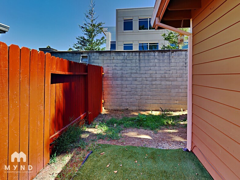 Building Photo - 7047 Greenback Ln