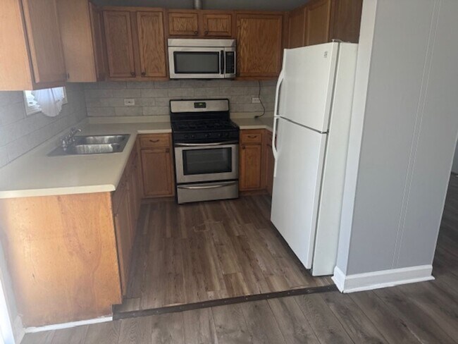 Building Photo - Don't wait --must see! 4Bd, 2Ba