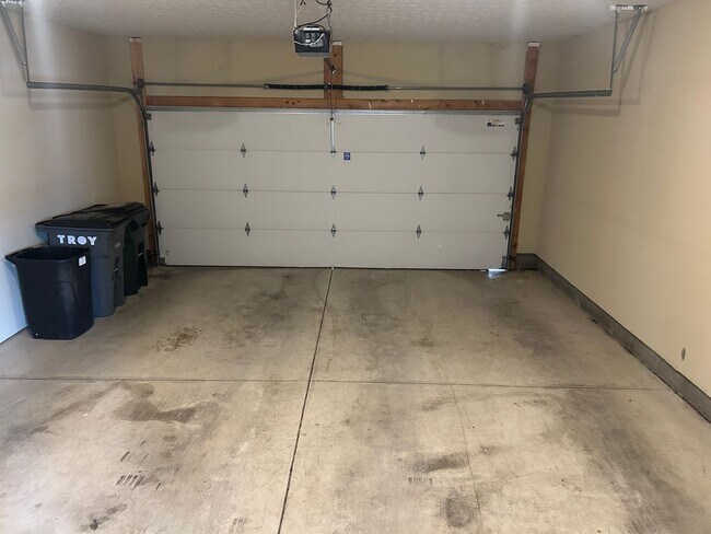 Building Photo - Modern & Spacious 3-Bedroom Ranch Condo!