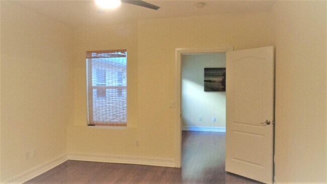 Building Photo - 1825 Bridgepointe Cir
