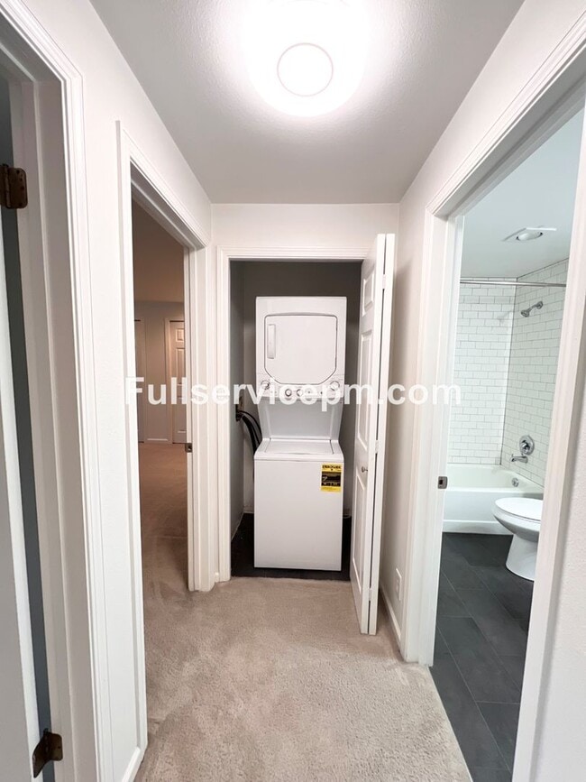 Building Photo - Stylish and Updated Newport Crest Condo