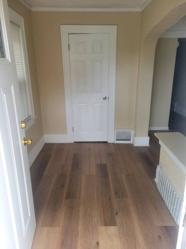 Building Photo - 3035n10tStM