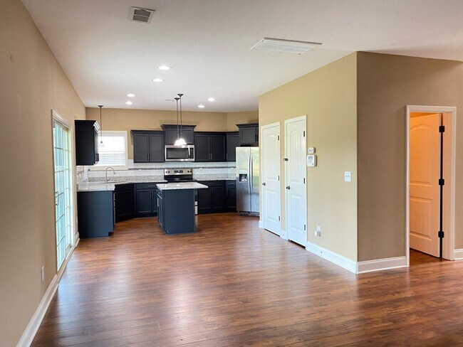 Building Photo - Beautiful Home! 4 Bed 2.5 Bath! Rossview S...
