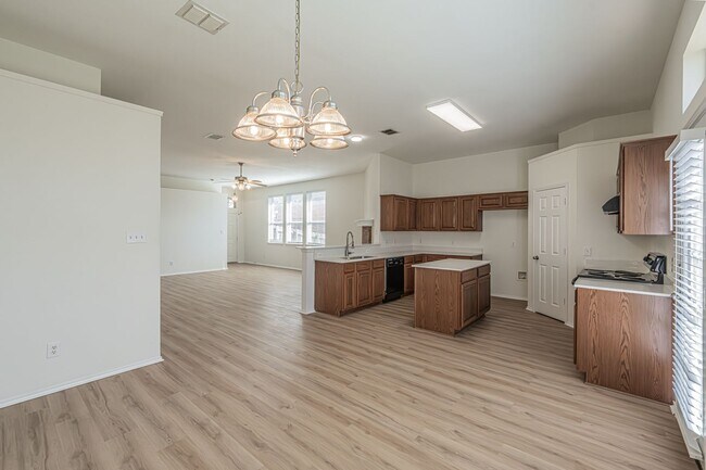 Building Photo - 3 Bedroom 2 Bath Home