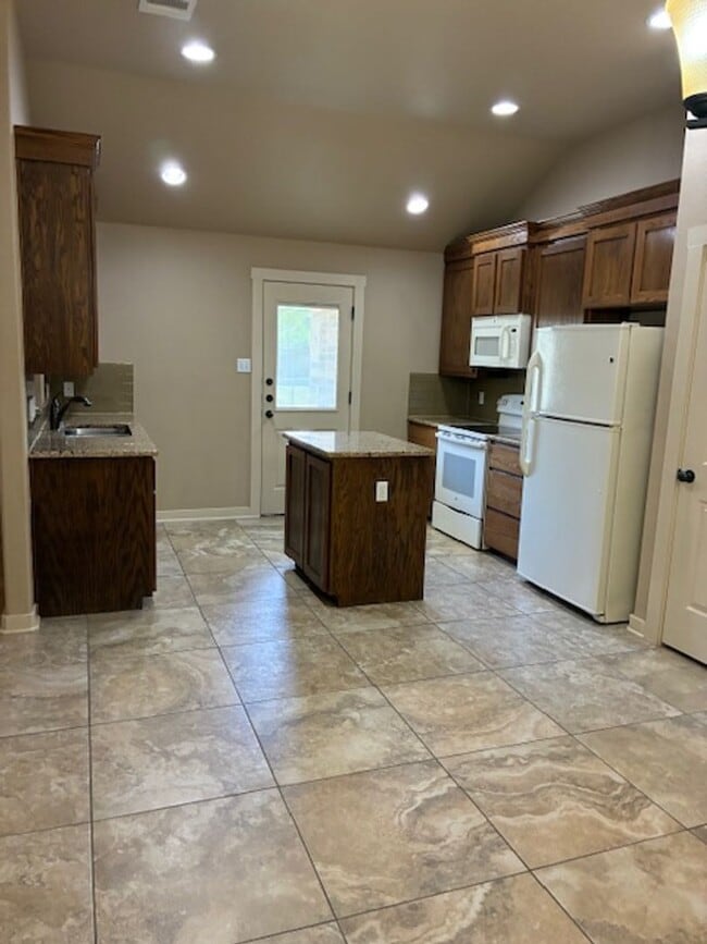 Building Photo - 3301 Lineage Loop