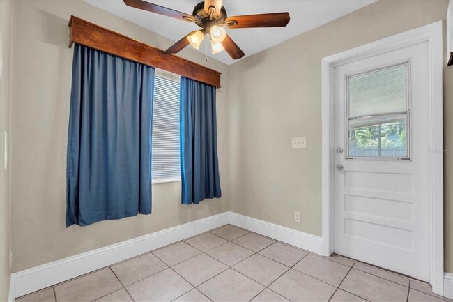 Building Photo - 618 Glenoak St N