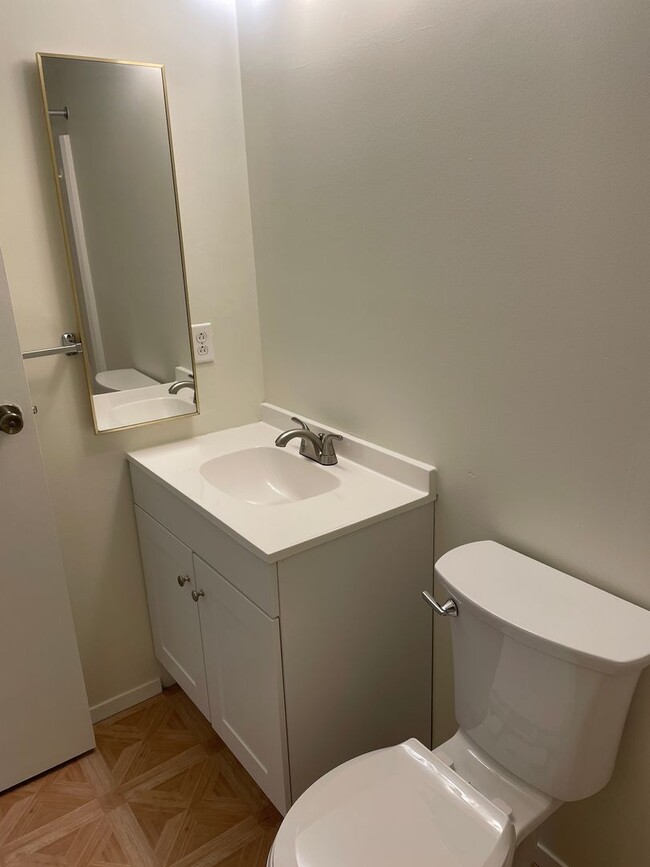Building Photo - Large, Quiet Home In Englewood (Union) - N...