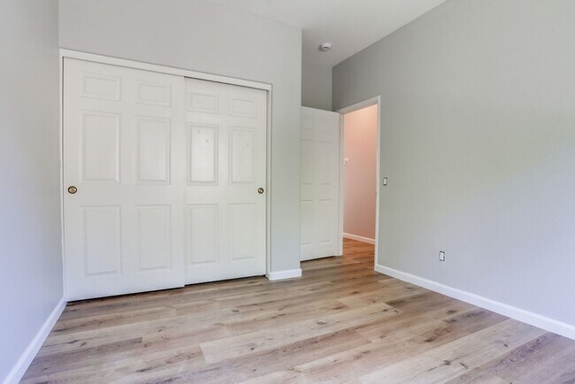 Building Photo - 3 Bedroom Home in Cul De Sac Available Now...