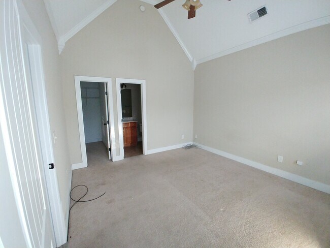 Building Photo - 2000 Rossburg Pl