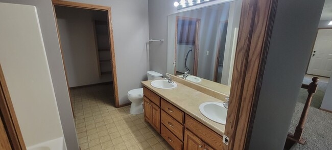 Building Photo - Spacious West Sioux Falls Twinhome with Gr...