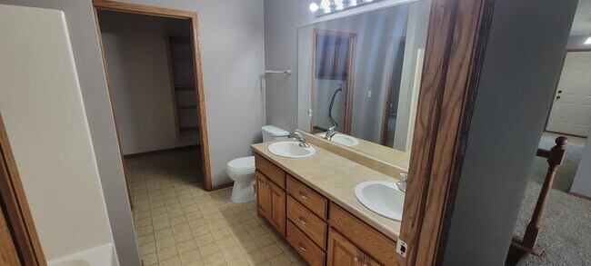 Building Photo - Spacious West Sioux Falls Twinhome with Great Location - Snow and Lawncare Included!!!