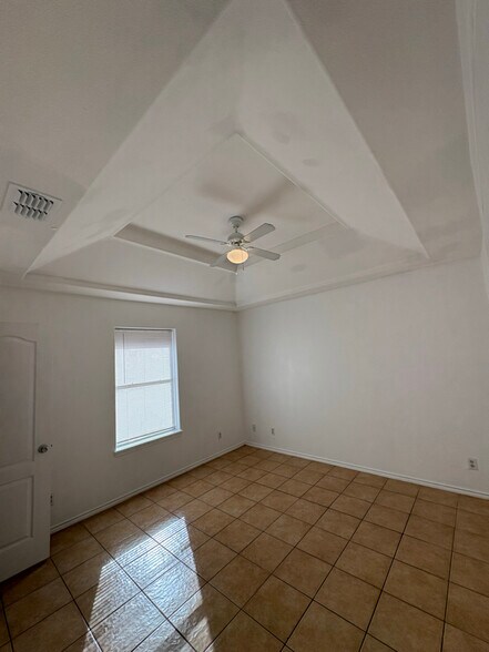 Building Photo - 900 S Palm Dr