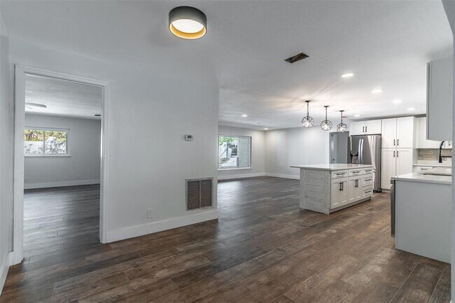 Building Photo - 16880 SE 63rd Ln