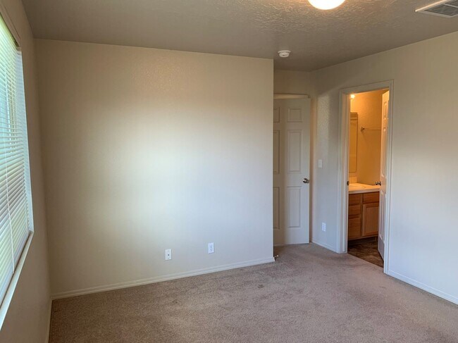 Building Photo - Adorable 3 bed 2 bath home in a quite Cald...