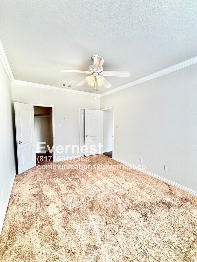 Building Photo - 4-Bedroom Home with Versatile Layout Near ...