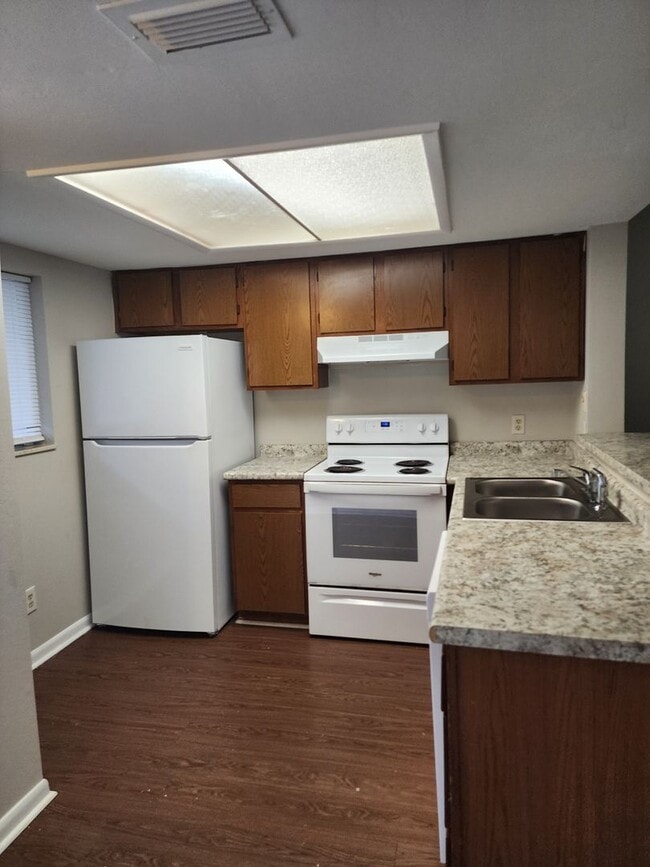 Building Photo - ** Available now** 2 Bedroom/2 Bath Condo on Southside close to Truman
