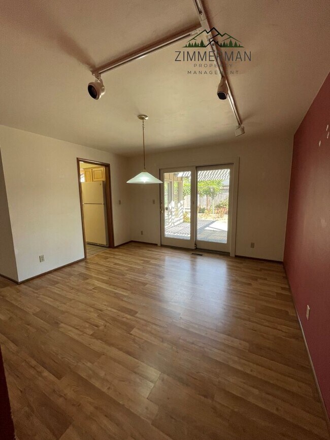 Building Photo - 3 Bedroom, 3 Bathroom Home in Beautiful Sh...