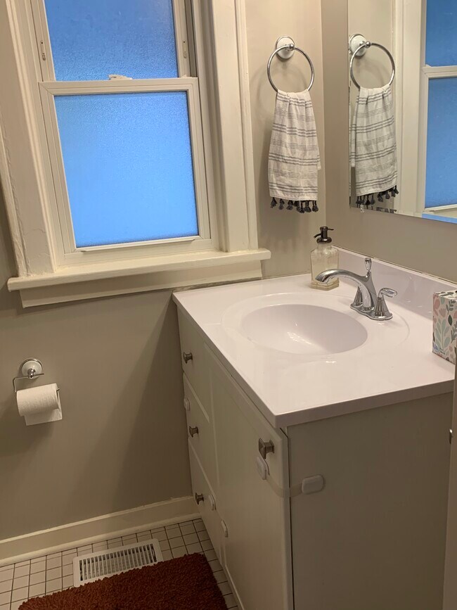 Building Photo - 910 Lake St