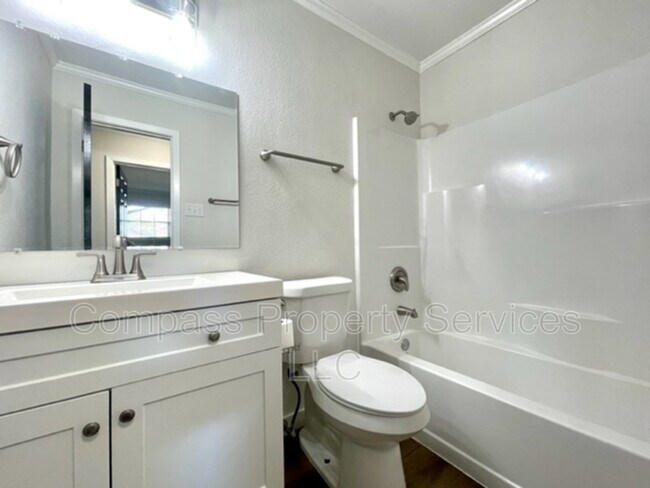 Building Photo - 501 Karnes Dr