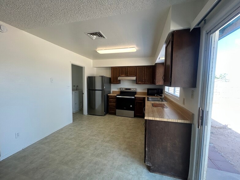 Building Photo - 2060 W Peralta Ave