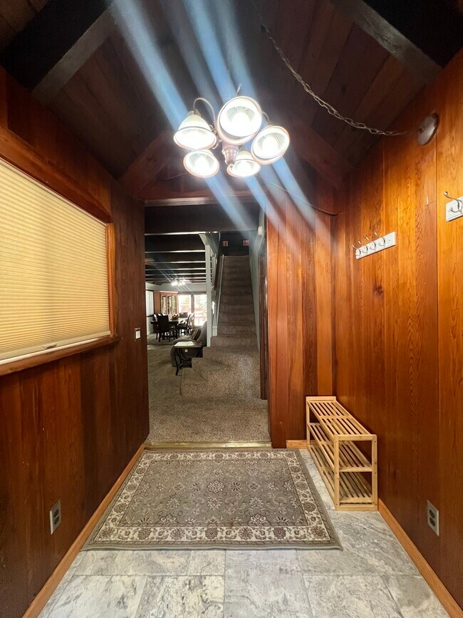 Building Photo - 933 Edgewood Cir