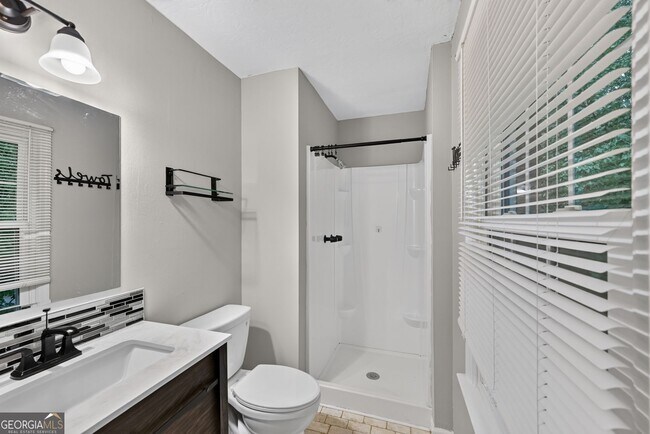 Building Photo - 226 High Creek Dr