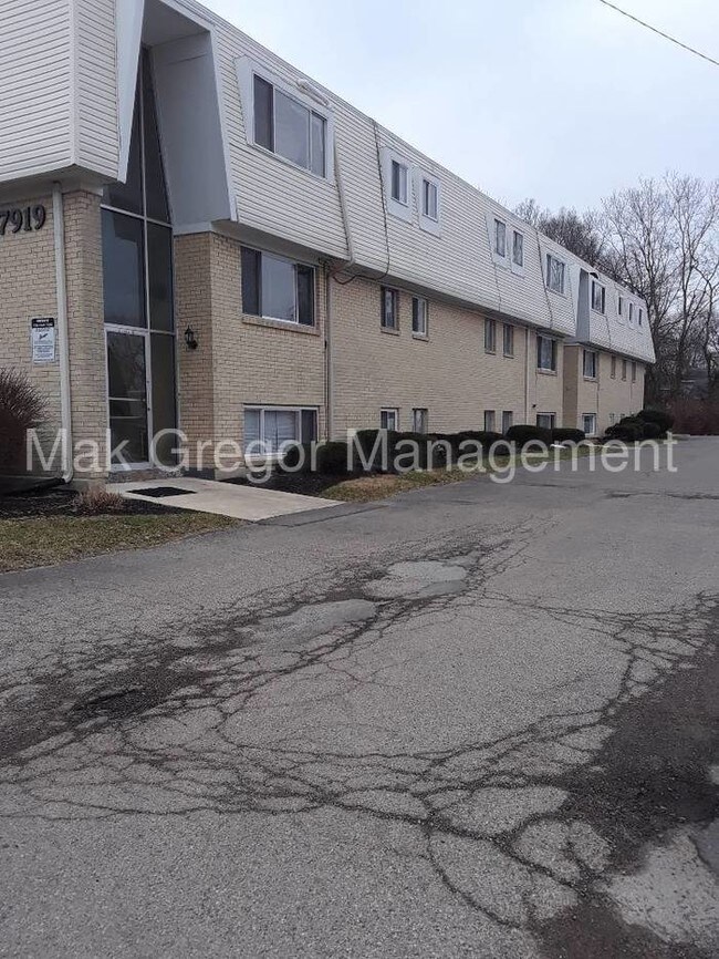 Building Photo - 2 BDRM Apt, New Flooring, Appliances, C/A.