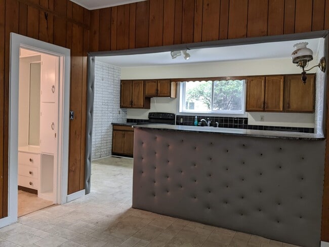 Building Photo - 214 S G St