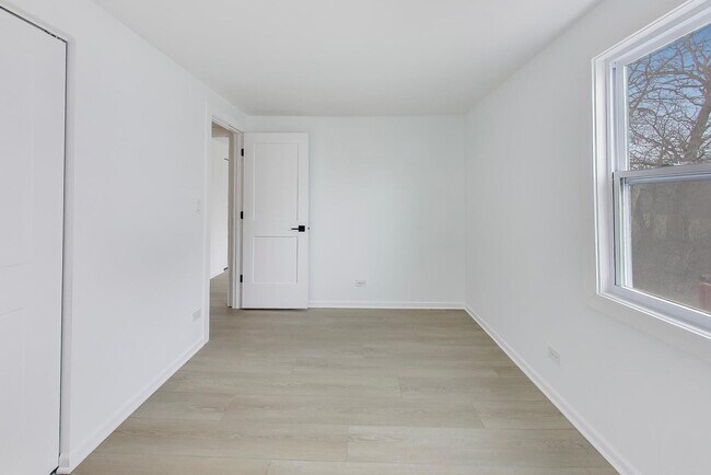 Building Photo - 1834 Jamestown Cir