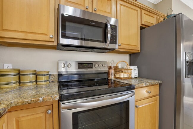 Building Photo - Charming 2-Bedroom, Plus Den Home with 2 F...