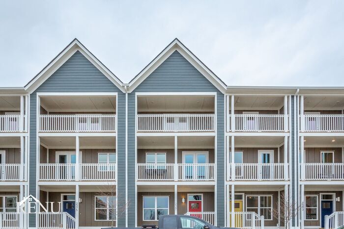 Primary Photo - 2374 E 18th St Pl