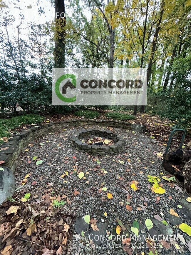 Building Photo - 2630 Stratford Dr