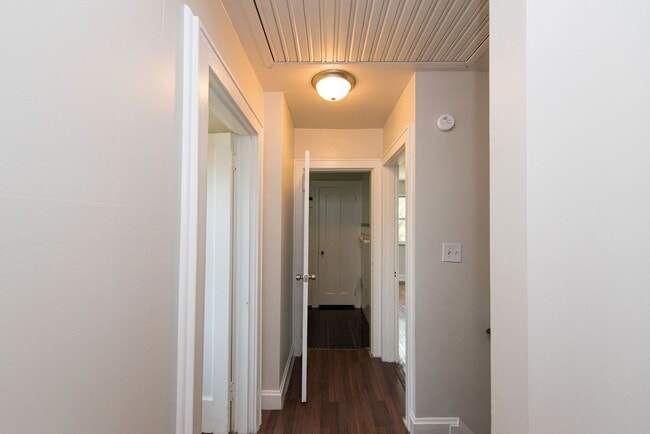 Building Photo - COVEDALE- 3 bedroom 1.5 bath Tudor with up...