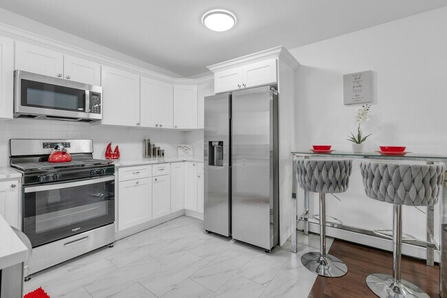 Building Photo - 196 2nd St