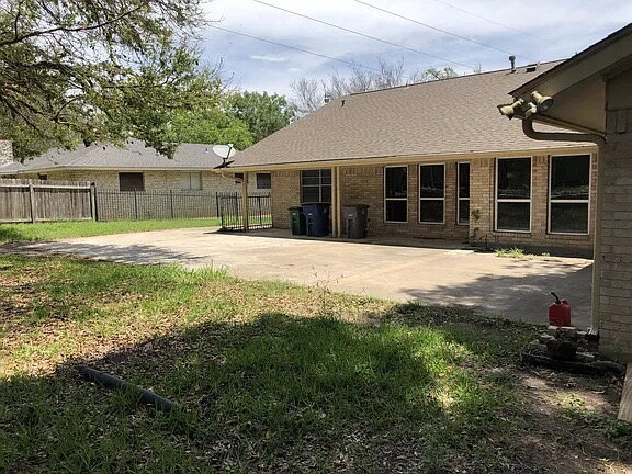 Building Photo - Spacious 5-Bedroom Home Steps from Walnut ...