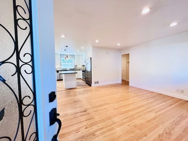 Building Photo - Charming and Move-in Ready 3BD/2BA, Single...