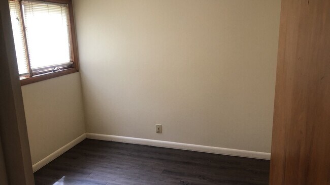 Building Photo - 1313-1315-1315 NE Harvey Rd