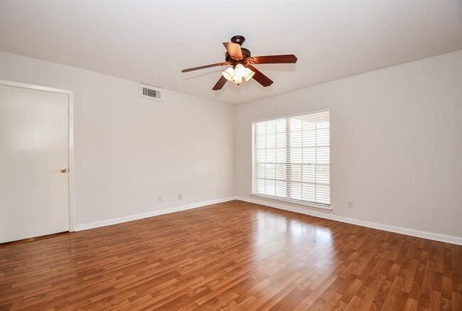 Building Photo - 2824 Briarhurst Dr
