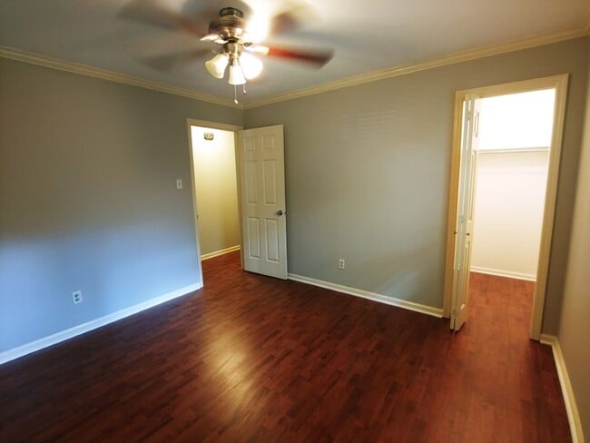 Building Photo - 5 Hickory Ln